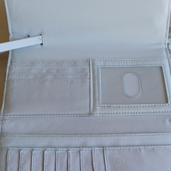 Vera Bradley RFID Wallet In The Marion Floral Pattern - Picture 12 of 17